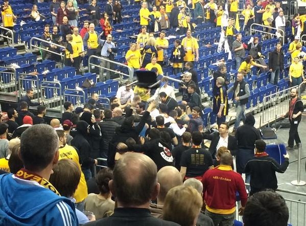 VIDEO Los ultras de Galatasaray la lían en el O2 World de Berlín