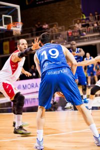 Vojdan Stojanovski bombardea a La Bruixa en un duelo por la permanencia