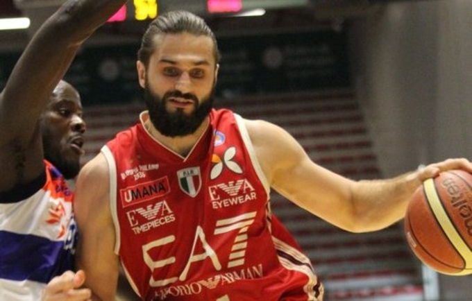 Linas Kleiza explota en Italia con 30 puntos en solo 17 minutos VIDEO