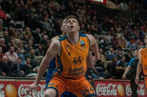 La reacción final de Luke Harangody da vida a Valencia Basket para la vuelta (75-76)
