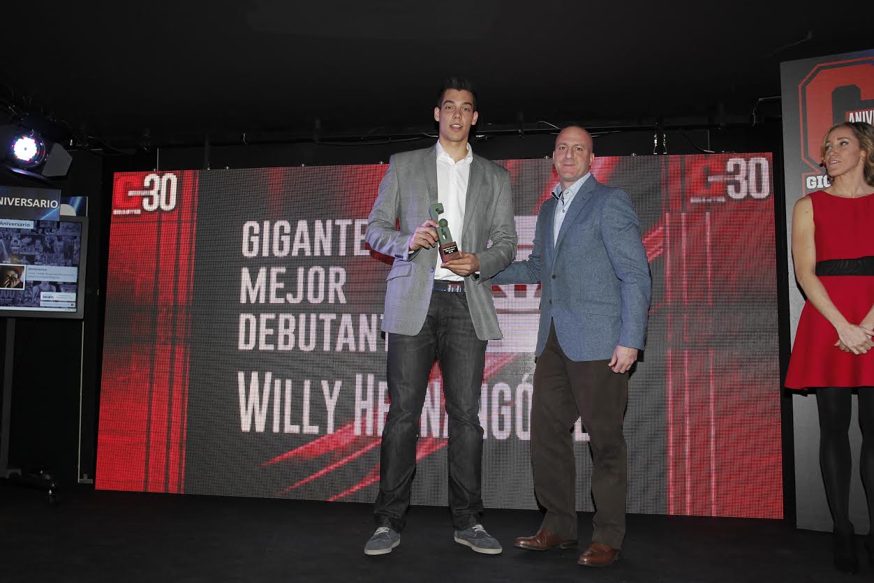La revista Gigantes celebró anoche su treinta aniversario