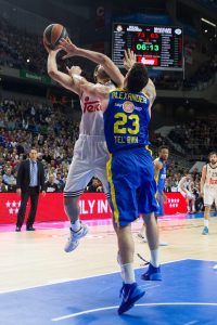 Reyes y Carroll lideran al Madrid en su venganza contra el Maccabi (86-75)