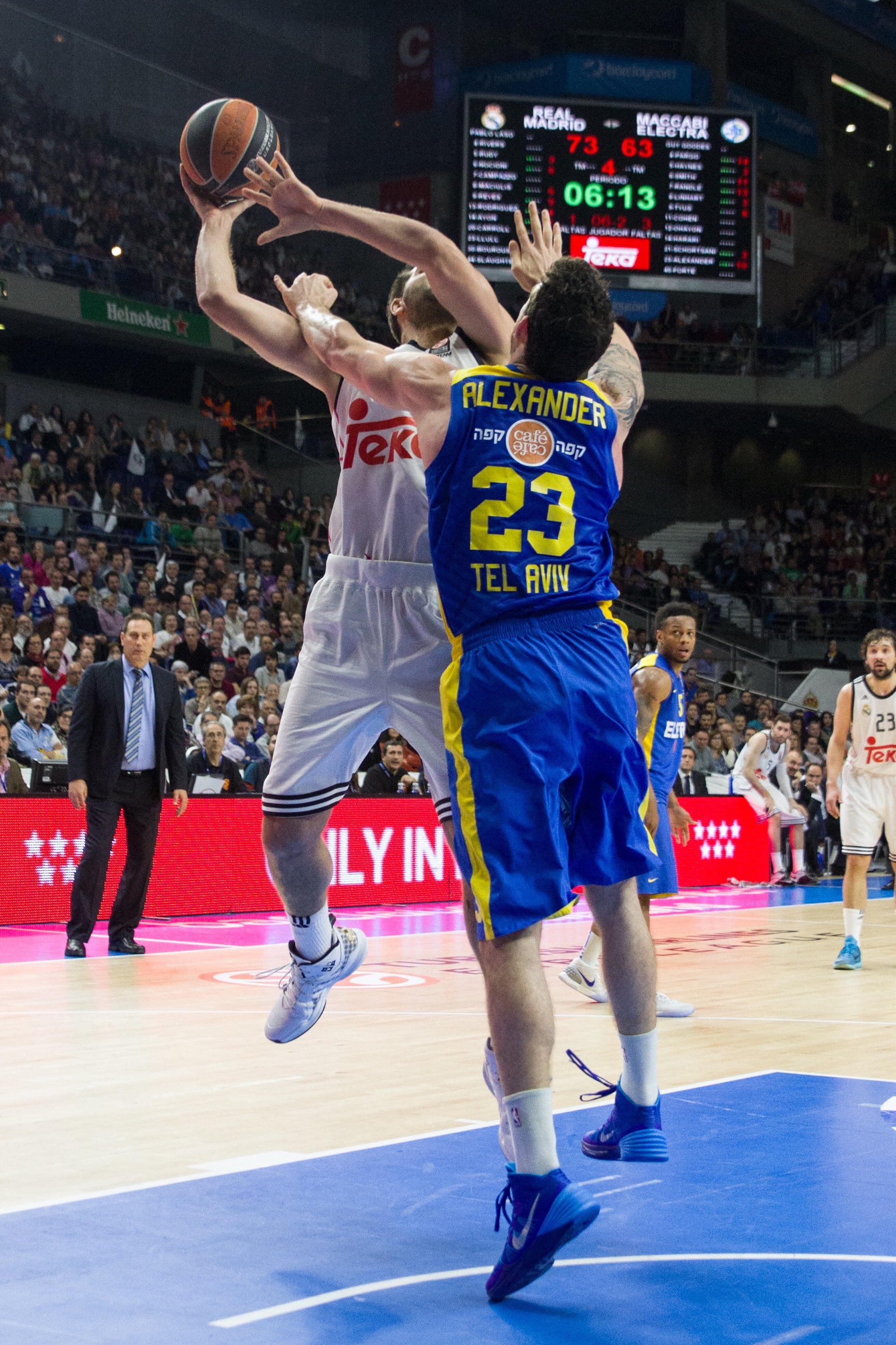 Reyes y Carroll lideran al Madrid en su venganza contra el Maccabi (86-75)