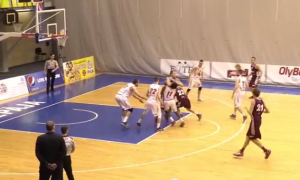 VÍDEO El ex madridista Kaspars Kambala deja KO a un rival con un bloqueo brutal