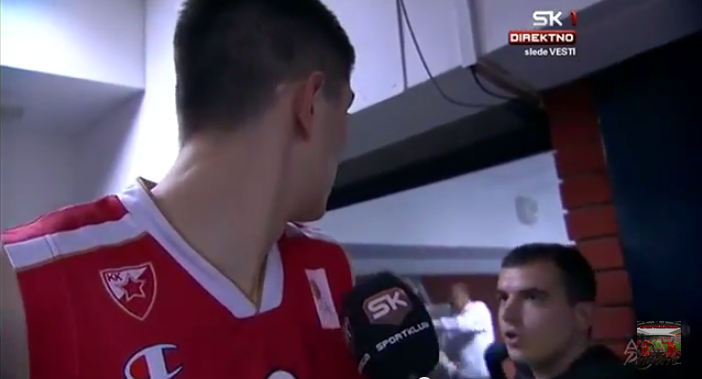 Vujosevic, coach de Partizan, a tortas con un ultra de Estrella Roja delante de la TV