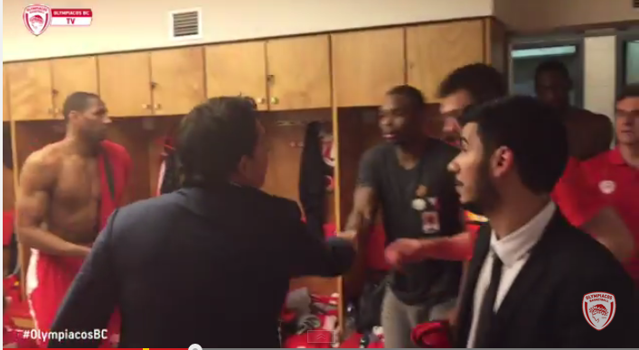 Saber perder: Xavi Pascual felicita a Olympiacos en su vestuario