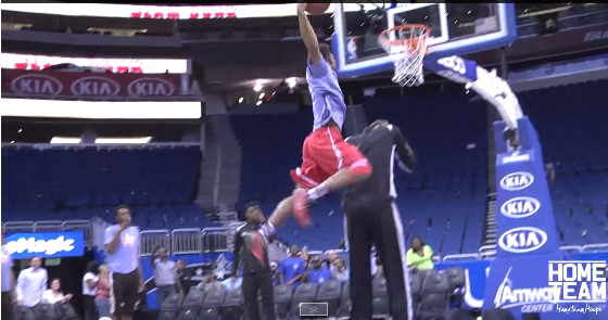 Un jugador de instituto de 1.85 machaca por encima del gigantesco Tacko Fall (2.28)