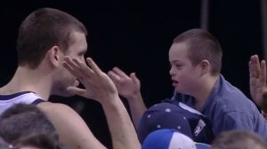 Marc Gasol hace feliz a un niño con síndrome de Down