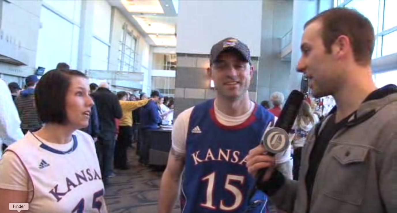 Ali Farokhmanesh se mofa de los aficionados de Kansas (VIDEO)