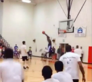 Tremendo ¿Puede ser el Alley-Oop del año? (VIDEO)