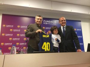 El Barça presenta a su último fichaje, de 5 años, para ayudar con la enfermedad de Dent
