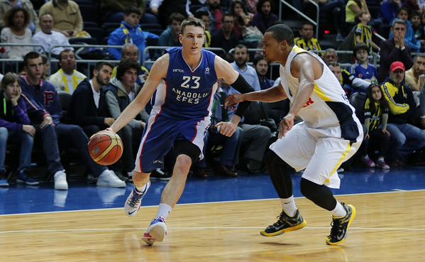 Derrota de Fenerbahce ante Efes y preocupación por las lesiones de Bjelica y Goudelock