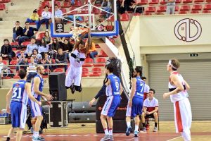 Efes afronta una semana clave con derrota ante el colista. Sasha Vujacic, MVP