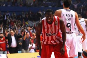 El muro del Pireo: Bryant Dunston repite como Mejor Defensor de la Euroliga