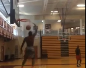 ¿Triple y “Molino de viento” en la misma acción? Donovan Mitchell lo hace posible