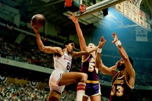VÍDEO Hace 35 años, el Dr. J anotaba una de las canastas más bellas de la historia