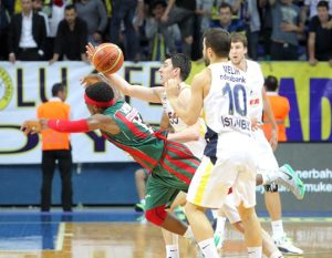 Fenerbahce pierde el primer punto ante Karsiyaka, ¿gracias a un flopping de Dixon?