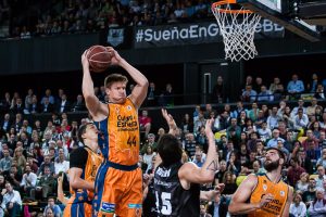 Valencia Basket confirma su revolución en la pintura; adiós a Harangody y Lishchuk