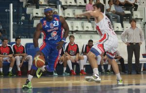 Un tapón de Robert Battle mete a Quimsa en semifinales (VÍDEO)