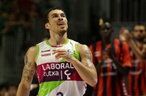 El eléctrico Mike James seguira ofreciendo espectáculo con Laboral Kutxa