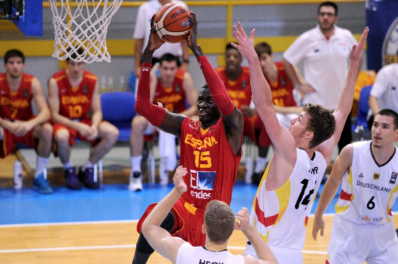 #U20M Segunda fase (J1): defensa, triples y cómodo triunfo ante Alemania (40-75)