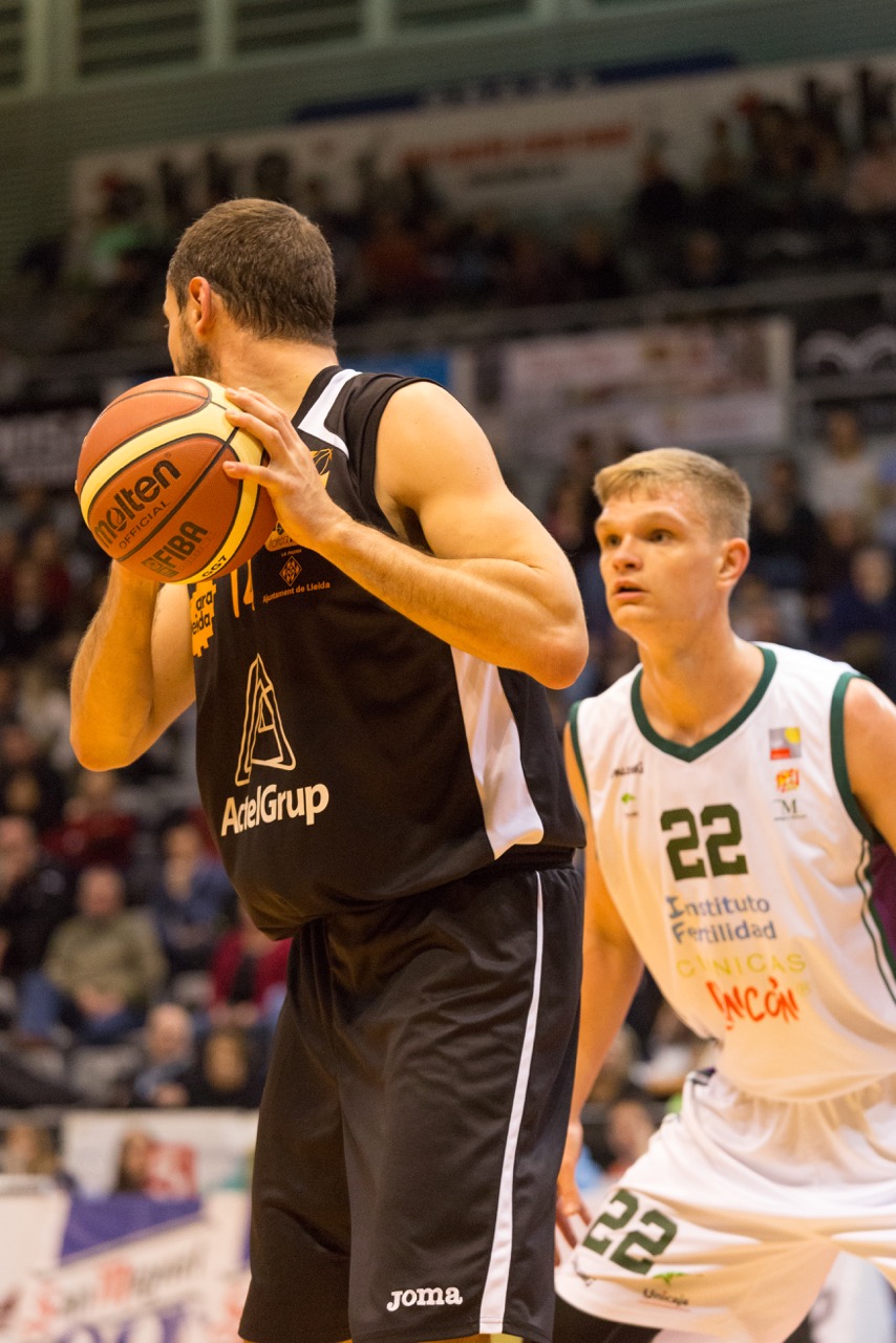 El COB asalta el Marta Domínguez y sigue líder. Burgos crece, Navarra se hunde