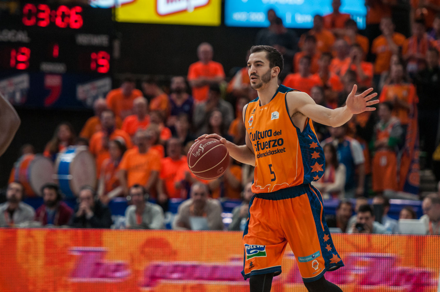 FC Barcelona presenta oferta por Pau Ribas; Iberostar Tenerife, por Davin White