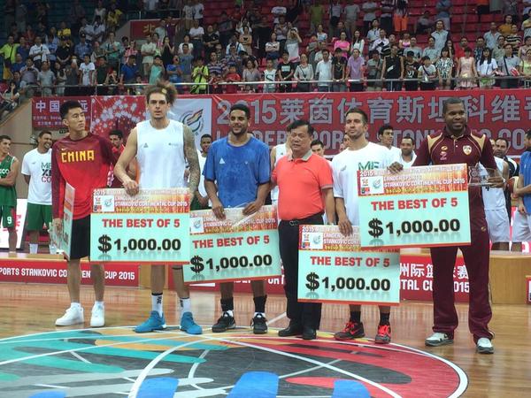 Isaac Fotu, jugador del CAI, se sale con Nueva Zelanda en la Stankovic Cup