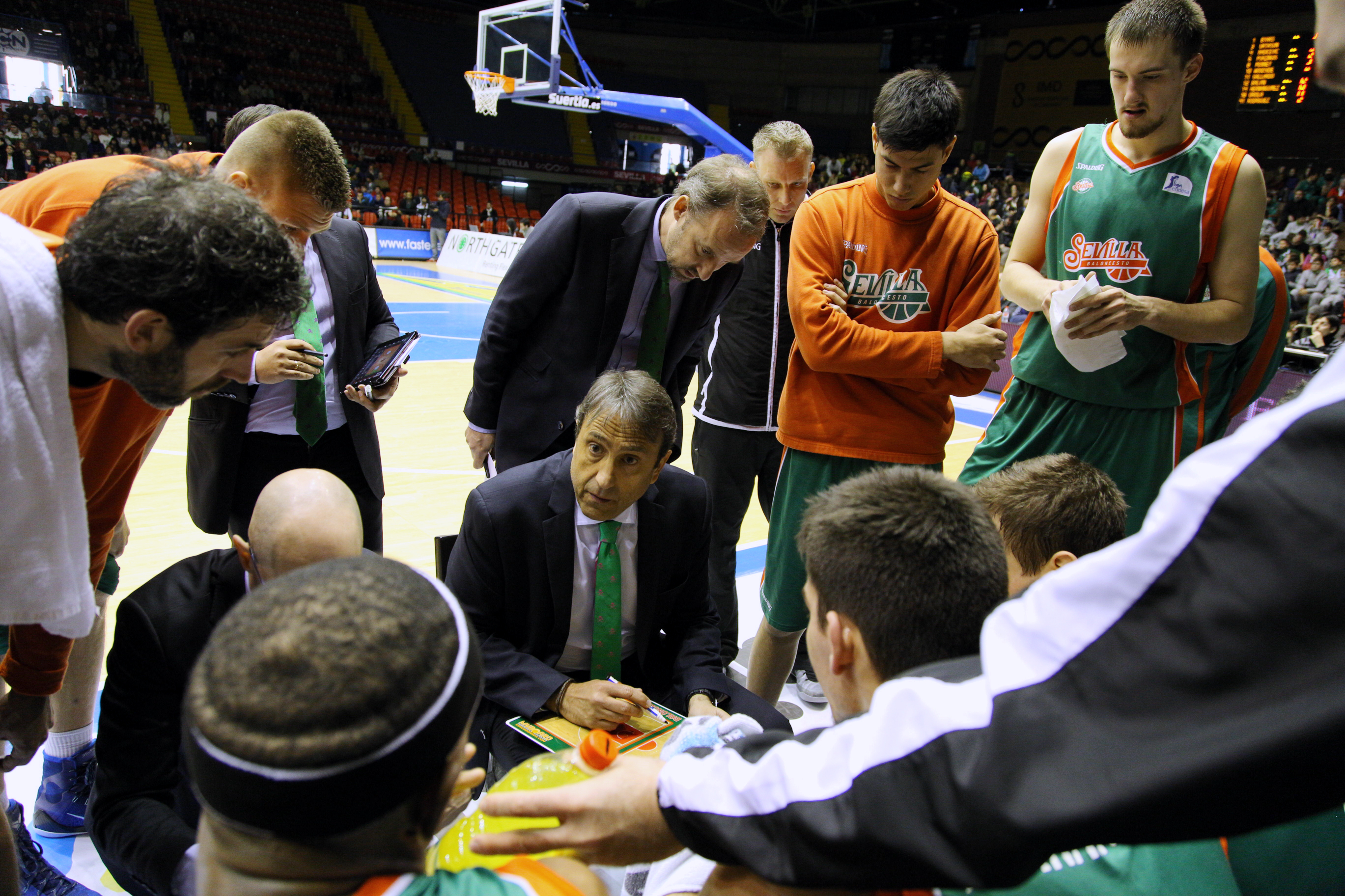 Baloncesto Sevilla oficializa la renovación de Luis Casimiro
