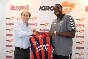 OD Anosike, en la cuerda floja: Laboral Kutxa podría rescindir su contrato inminentemente