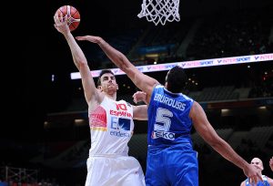 Víctor Claver desactiva el “Efecto Antetokounmpo” y España se mete en semis