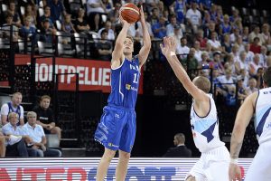 Finlandia, defensa y contras para aplastar a Bosnia. Grecia, imparable hacie el Olimpo