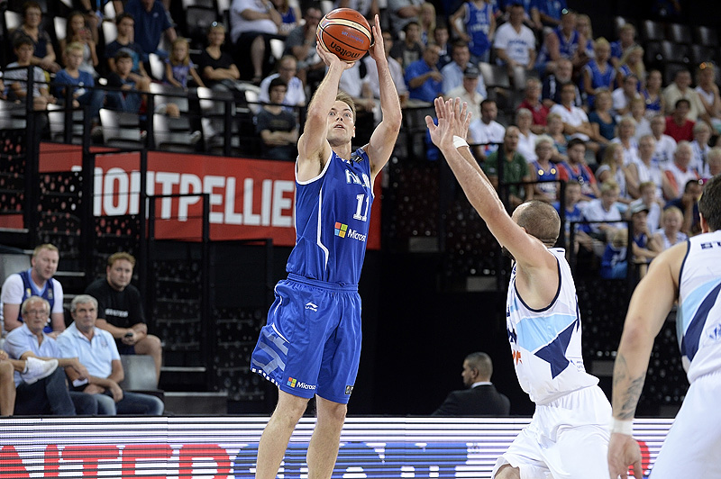 Finlandia, defensa y contras para aplastar a Bosnia. Grecia, imparable hacie el Olimpo