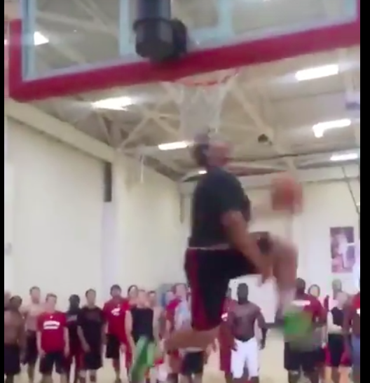 Football o Baloncesto: desde Wisconsin, a Joe Schobert le da igual (VIDEO)