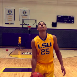 Así se presenta en LSU Ben Simmons, aspirante a número 1 del NBA Draft 2016 (VIDEOS)