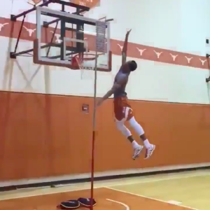 ¿Se puede saltar más alto? Kevin Roach Jr desafía a la gravedad con sólo 1,90m (VIDEO)