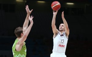 La magia de Strelnieks mete a Letonia en cuartos tras derrotar a Eslovenia (73-66)