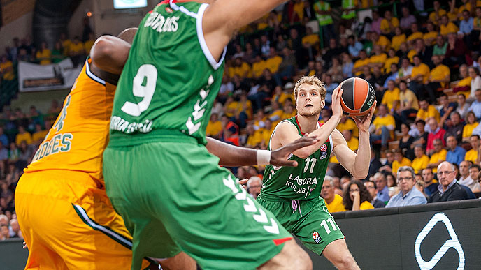 Un arrollador Laboral Kutxa muestra sus credenciales en Limoges (71-107)