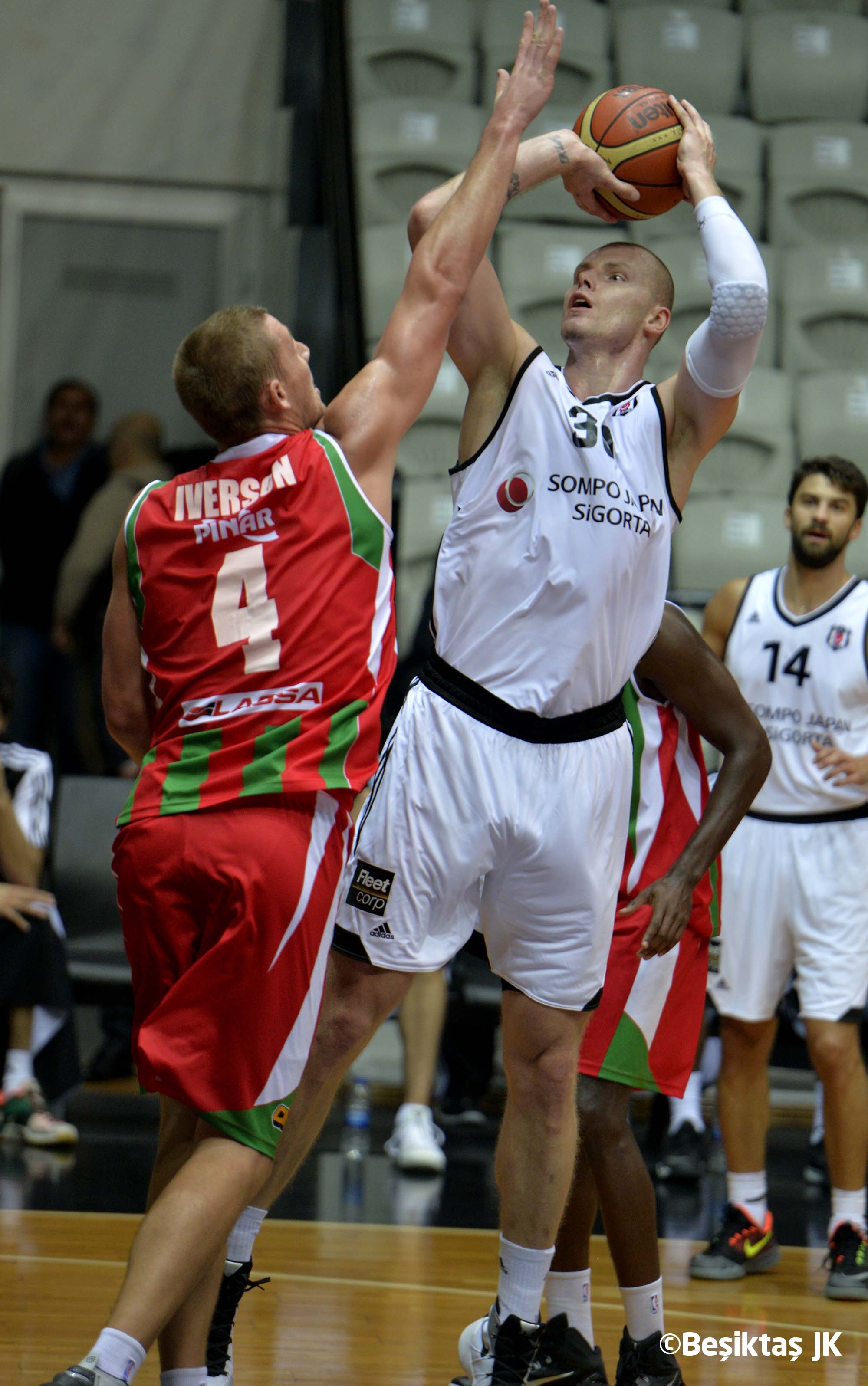 VÍDEO Debutan Slaughter, Green, Iverson y Lampe en una jornada teñida de negro