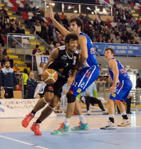 Sin invictos en LEB Oro. Triplazo de Jaka Lakovic para ganarle el derbi al Prat