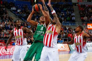 Bourousis vuelve a dominar en una titánica baskonista frente al Olympiacos (96-89)