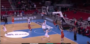 El ex Bilbao Basket Adrien Moerman tumba a Anadolu Efes con un triple sobre la bocina