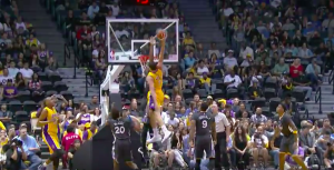 Larry Nance Jr emula a su padre posterizando a Festus Ezeli (VIDEO)