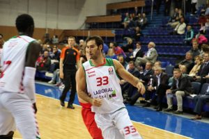 Alberto Corbacho pone la guinda al juego exterior de Río Natura Monbus Obradoiro