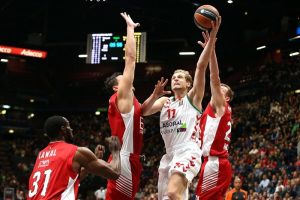 Laboral Kutxa Baskonia roza el milagro en un partido loco (78-76)