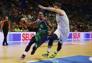 La constancia de Unicaja vence a la irregularidad de Darussafaka (81-69)