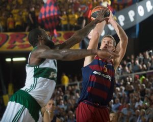 Un juego interior del FC Barcelona Lassa más acertado vence el esfuerzo de Gist (77-52)