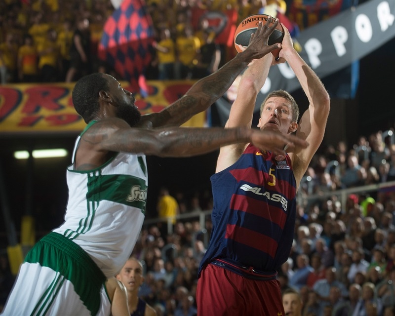Un juego interior del FC Barcelona Lassa más acertado vence el esfuerzo de Gist (77-52)