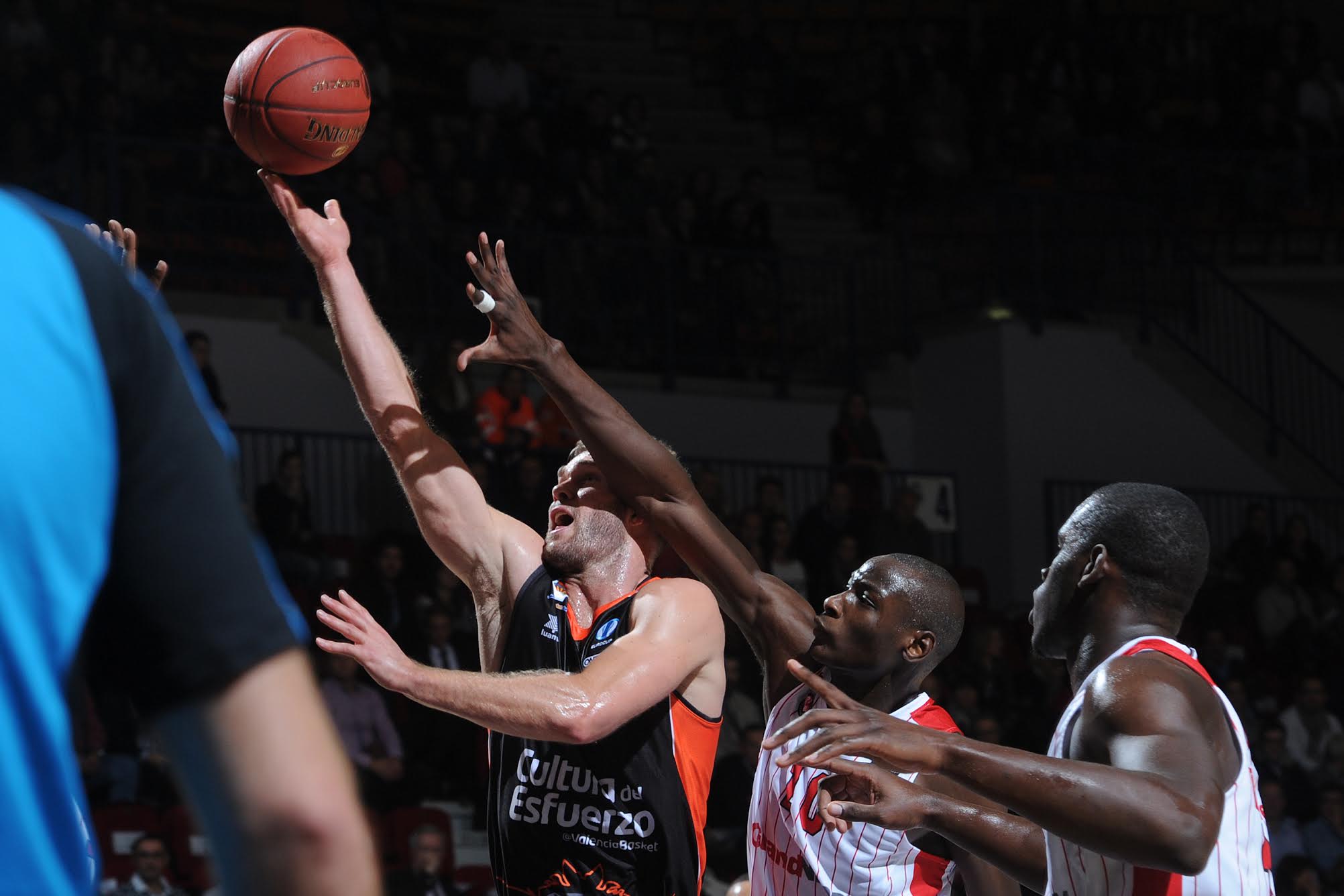 VÍDEO Triple de Van Rossom y tapón de Báez para los triunfos de Valencia y Gran Canaria