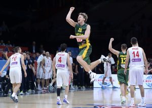 Valanciunas y Kuzminskas ayudan a Lituania a derrotar a la todopoderosa Serbia (64-67)
